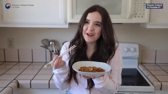 주 로스앤젤레스(LA) 한국문화원이 5일(현지시간) 미국 배우 겸 가수인 오브리 밀러에게 문화체육관광부 장관 명의의 '해외문화홍보 발전 유공자' 표창장을 전달했다고 밝혔다. 한류 팬인 밀러는 영화 '기생충'에 등장해 화제가 된 '짜파구리' 요리법 등을 자신의 SNS에 올리고 공유했다. 사진은 오브리 밀러.     [LA 한국문화원 유튜브 캡처]